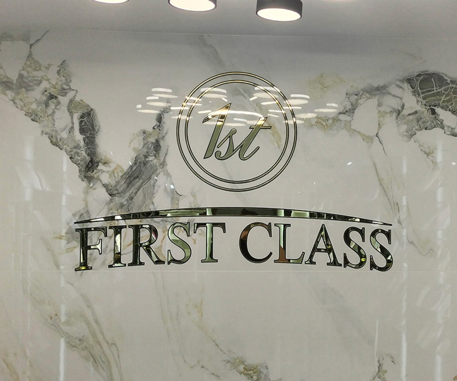 Псевдообъемные буквы из золотого акрила для First Class
