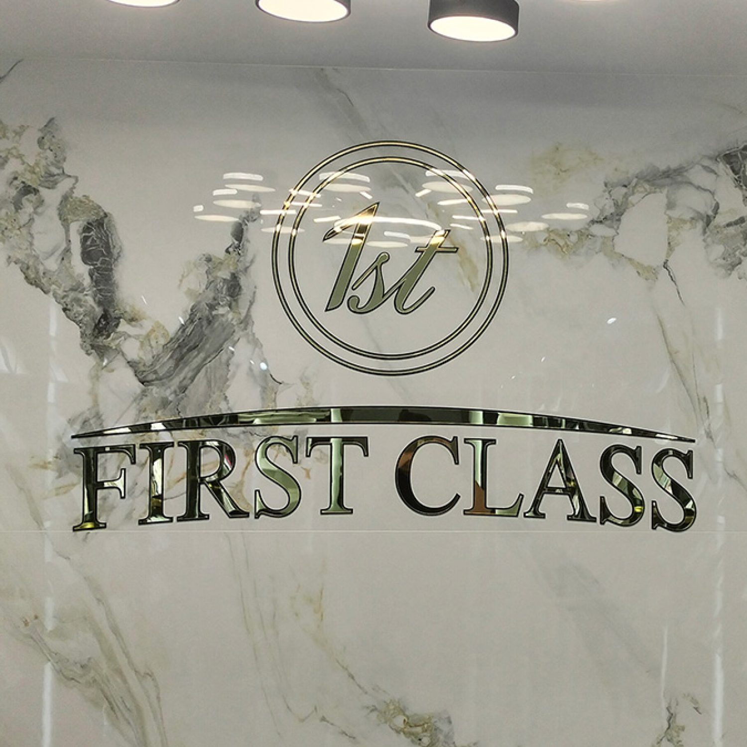 Псевдообъемные буквы из золотого акрила для First Class