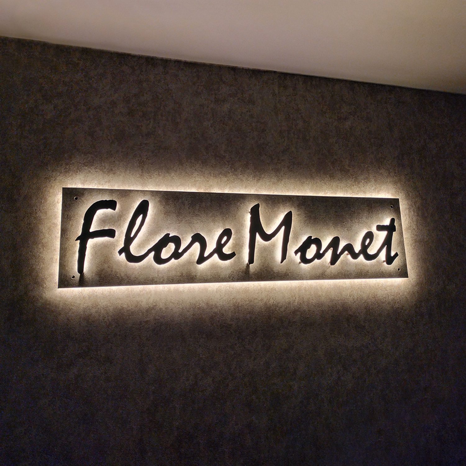 Лого с контражурным свечением для Flore Monet