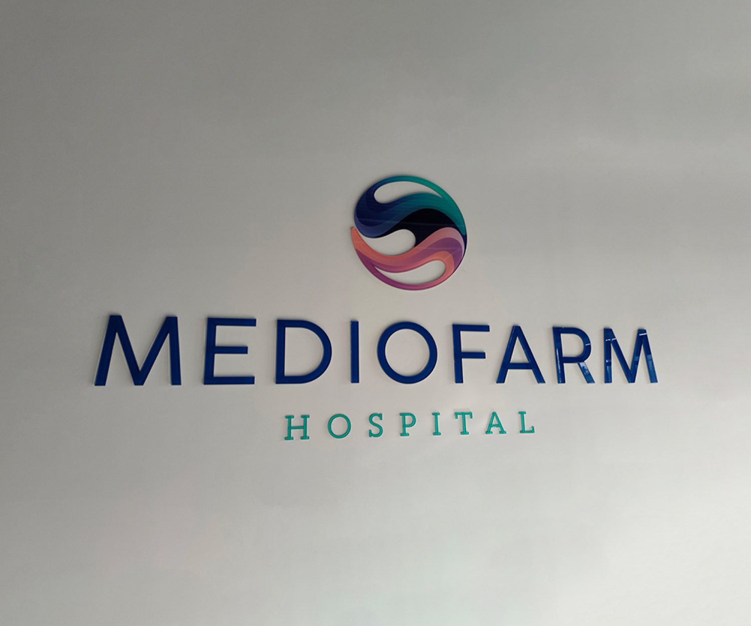 Внутреннее оформление в холле Mediofarm hospital