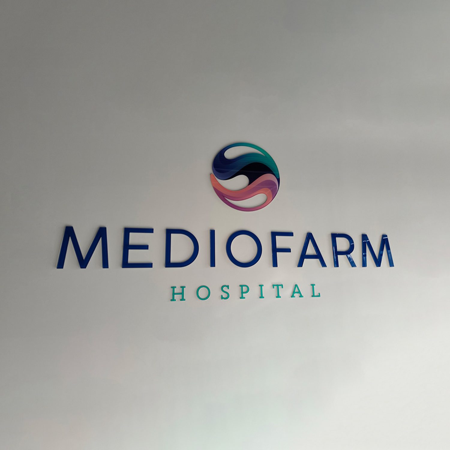 Внутреннее оформление в холле Mediofarm hospital
