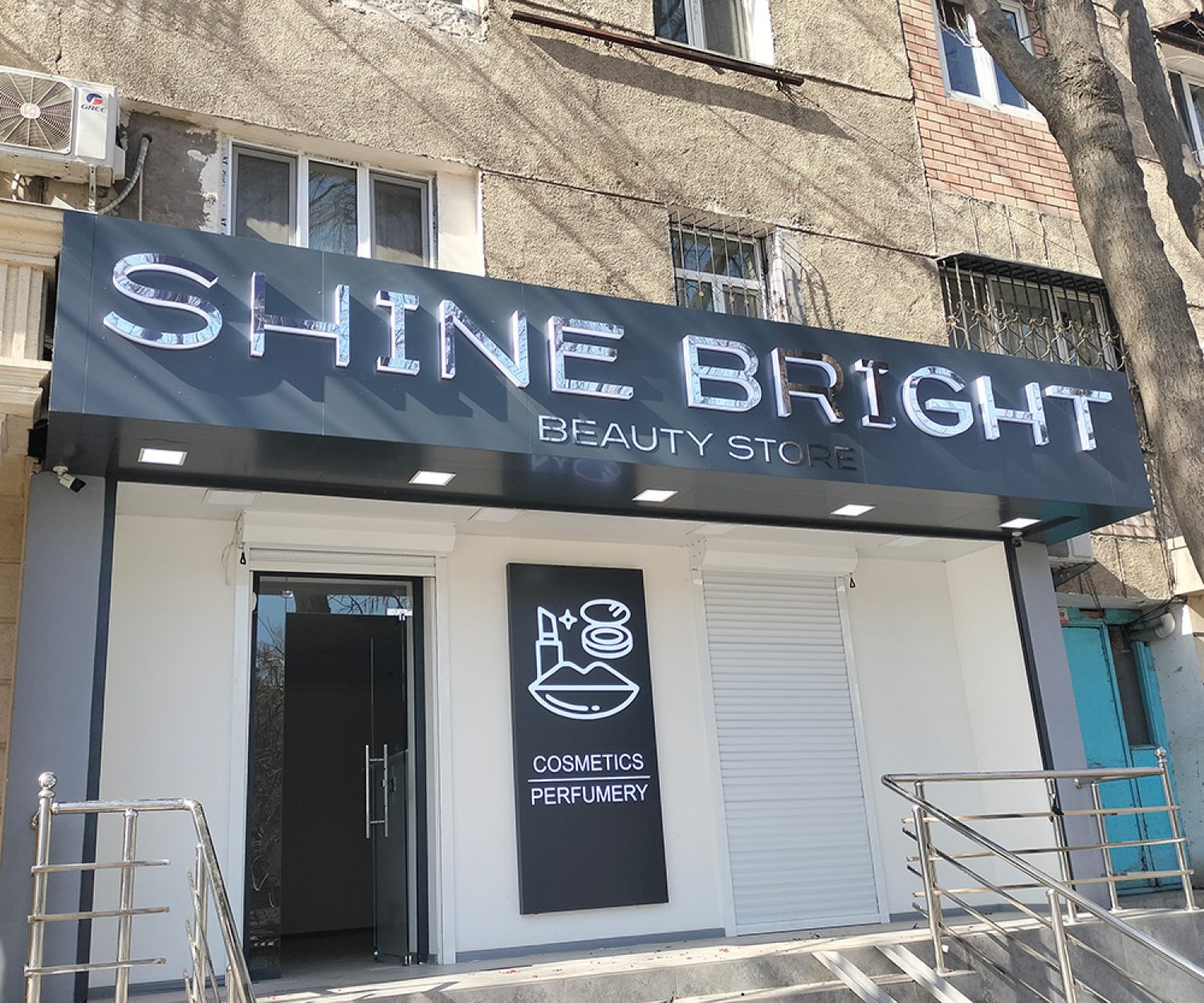 Световые буквы с контражурной подсветкой для парфюмерного магазина Shine Bright