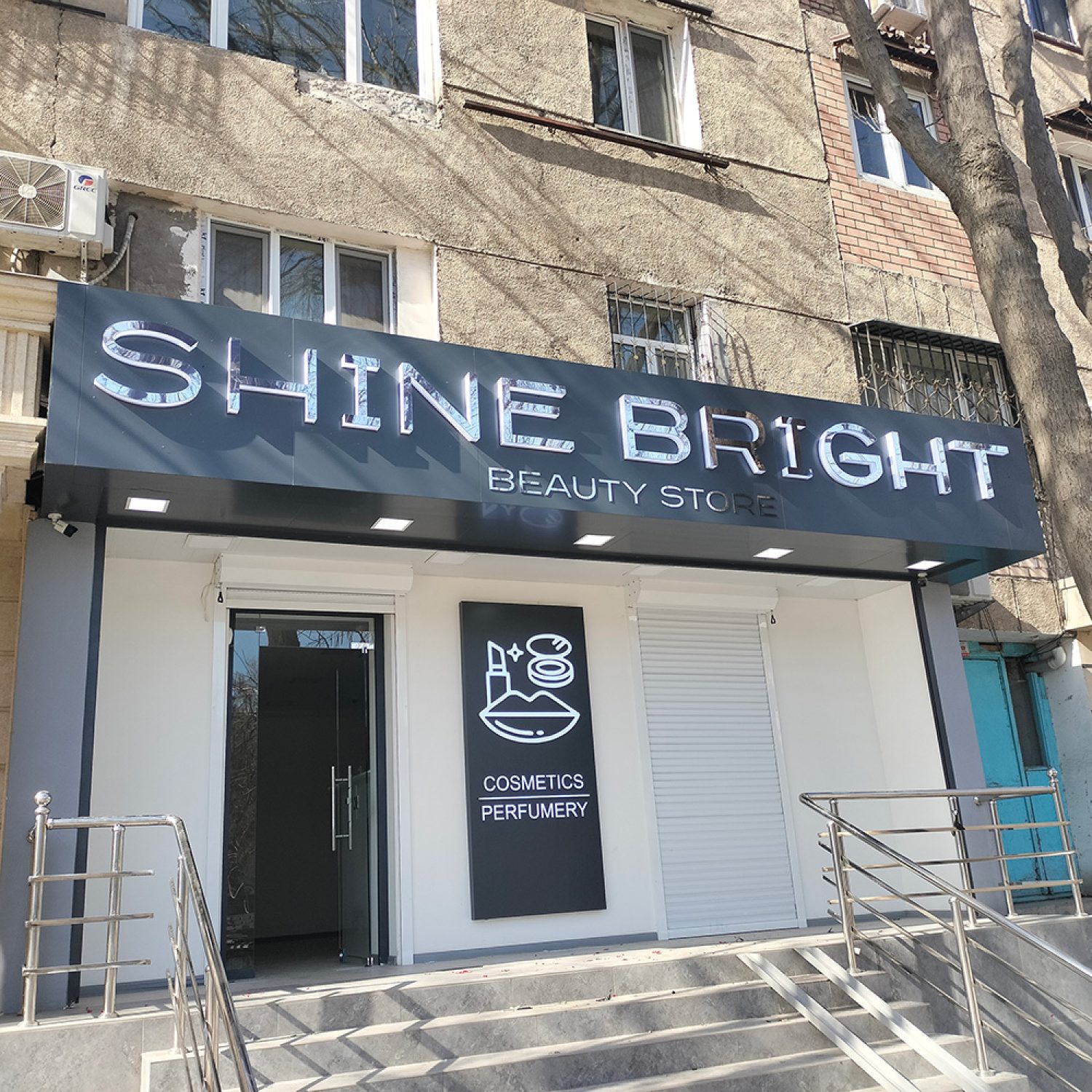 Световые буквы с контражурной подсветкой для парфюмерного магазина Shine Bright