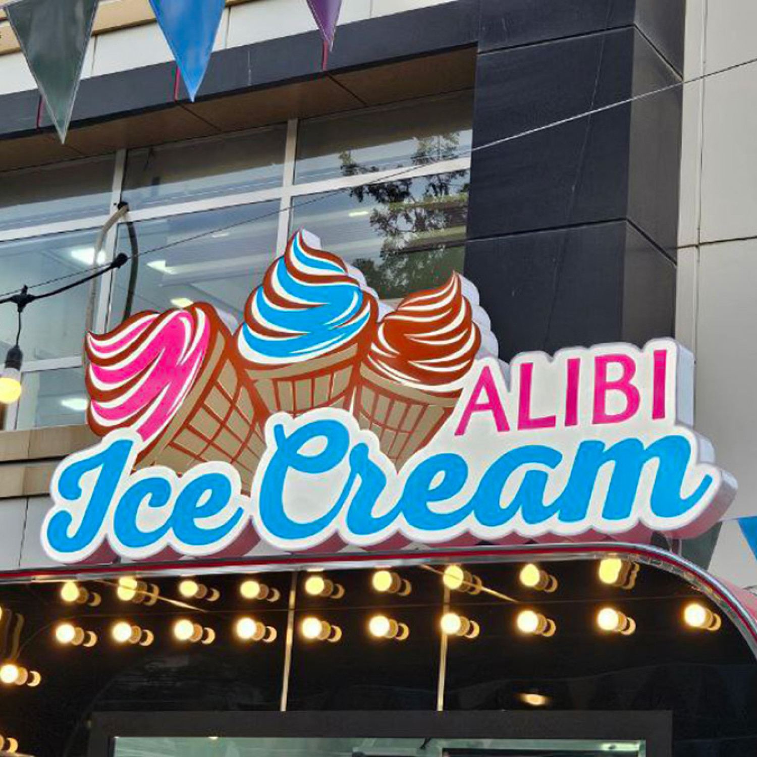 Изготовление и установка фигурного светового короба для киоска с мороженым